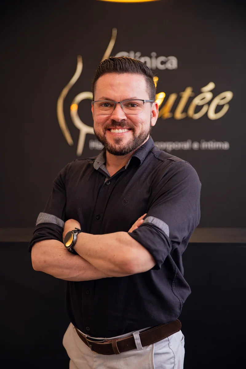 Retrato do Dr. Wésley Câmara na Clínica Glutée