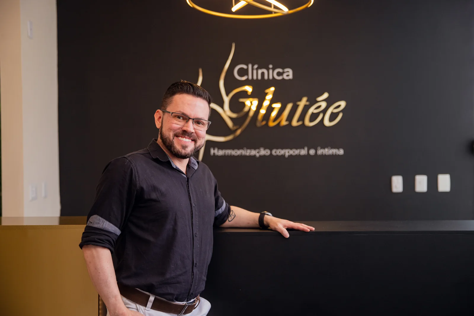 Dr. Wésley Câmara na recepção da Clínica Glutée